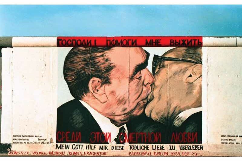 Famous graffiti of politicians french kissing